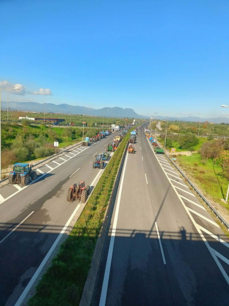 Μεσσηνία: Αποφασισμένοι οι αγρότες στο μπλόκο της Θουρίας – «Θα μείνουμε στους δρόμους όσο χρειαστεί»