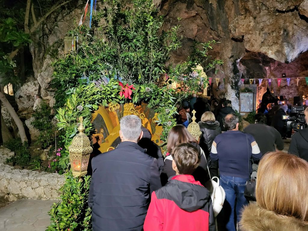 Χανιά: Σε κλίμα κατάνυξης η λειτουργία με την αναπαράσταση της Θείας γέννησης στο σπήλαιο Μαραθοκεφάλας