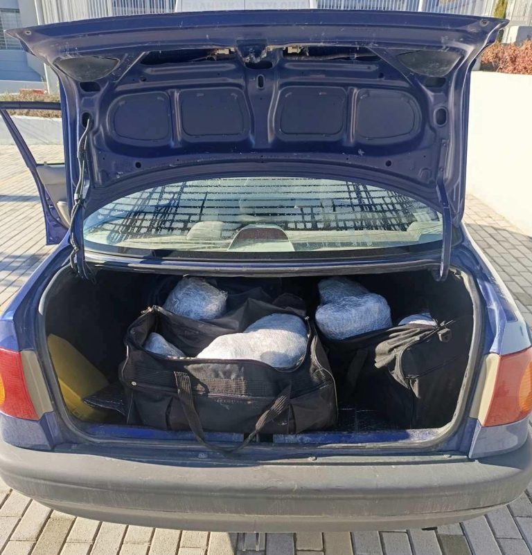 Καστοριά: Εξαρθρώθηκε κύκλωμα διακίνησης ναρκωτικών – Πάνω από 28 κιλά κάνναβης σε πορτ-μπαγκάζ 19χρονης