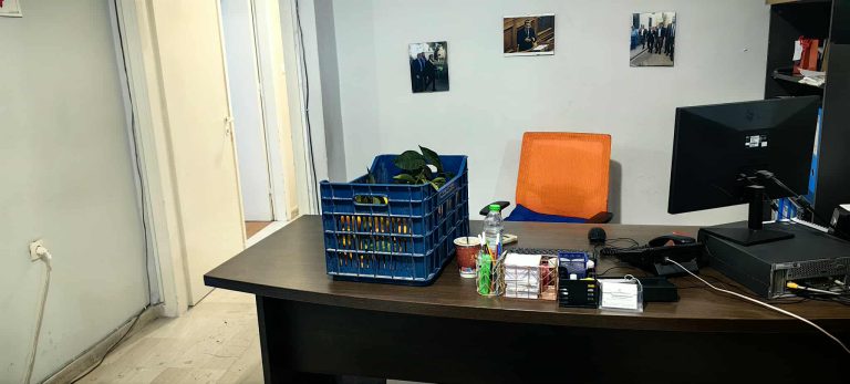 Πορεία αγροτών στο Αγρίνιο – Άφησαν πορτοκάλια, σανό και κοπριά σε γραφεία πολιτικών