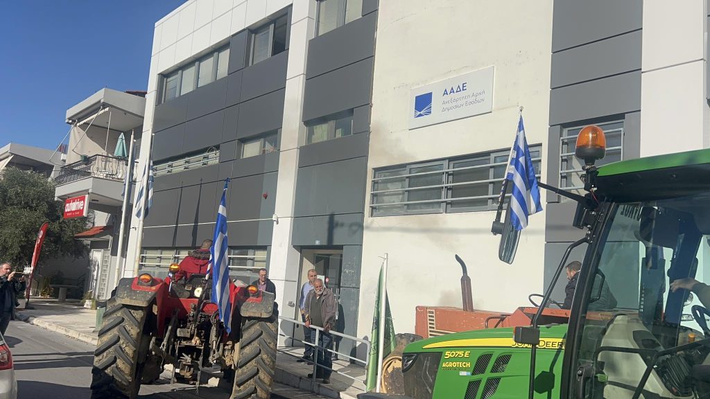 Μεσσηνία: Αποκλεισμός των γραφείων της ΑΑΔΕ στην Καλαμάτα από τους αγρότες – Στα μπλόκα για 15η ημέρα