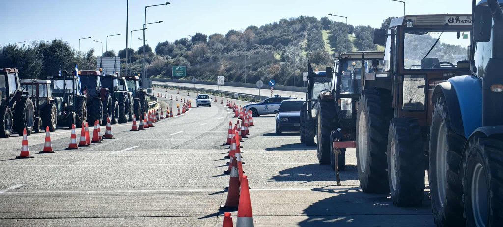 Στα δύο κόβεται η Ελλάδα με αποκλεισμούς και παρακαμπτήριων: Οι αγρότες έκλεισαν επ’ αόριστον την Εθνική Αντιρρίου – Ιωαννίνων