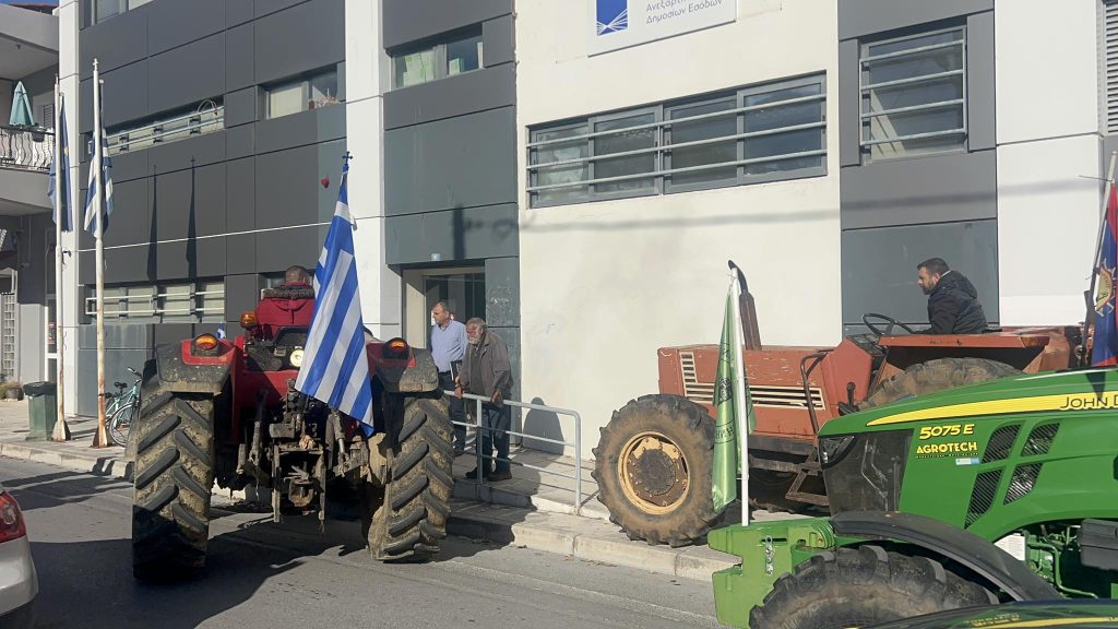 Μεσσηνία: Αποκλεισμός των γραφείων της ΑΑΔΕ στην Καλαμάτα από τους αγρότες – Στα μπλόκα για 15η ημέρα