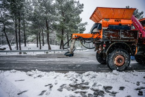 Δώρα και ευχές μοίρασαν οι αγρότες στο μπλόκο Μικροθηβών