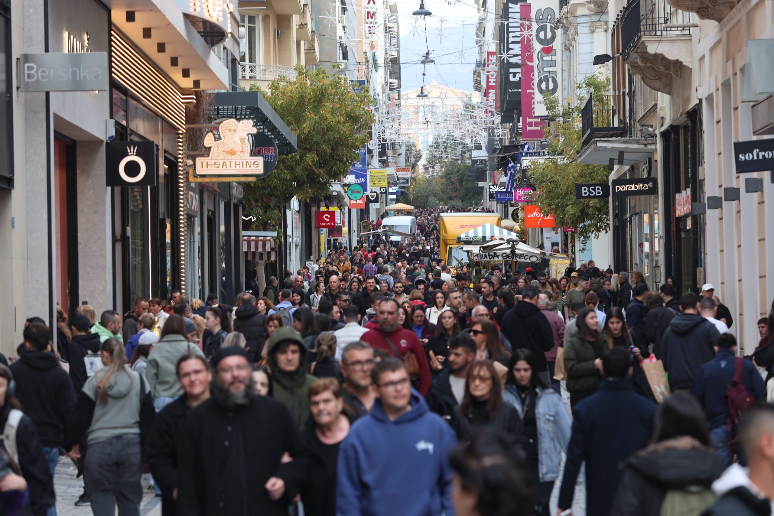 Στα 4,5 δισ. ευρώ ο χριστουγεννιάτικος τζίρος του 2025 – Ανοικτά τα καταστήματα τελευταία Κυριακή του χρόνου