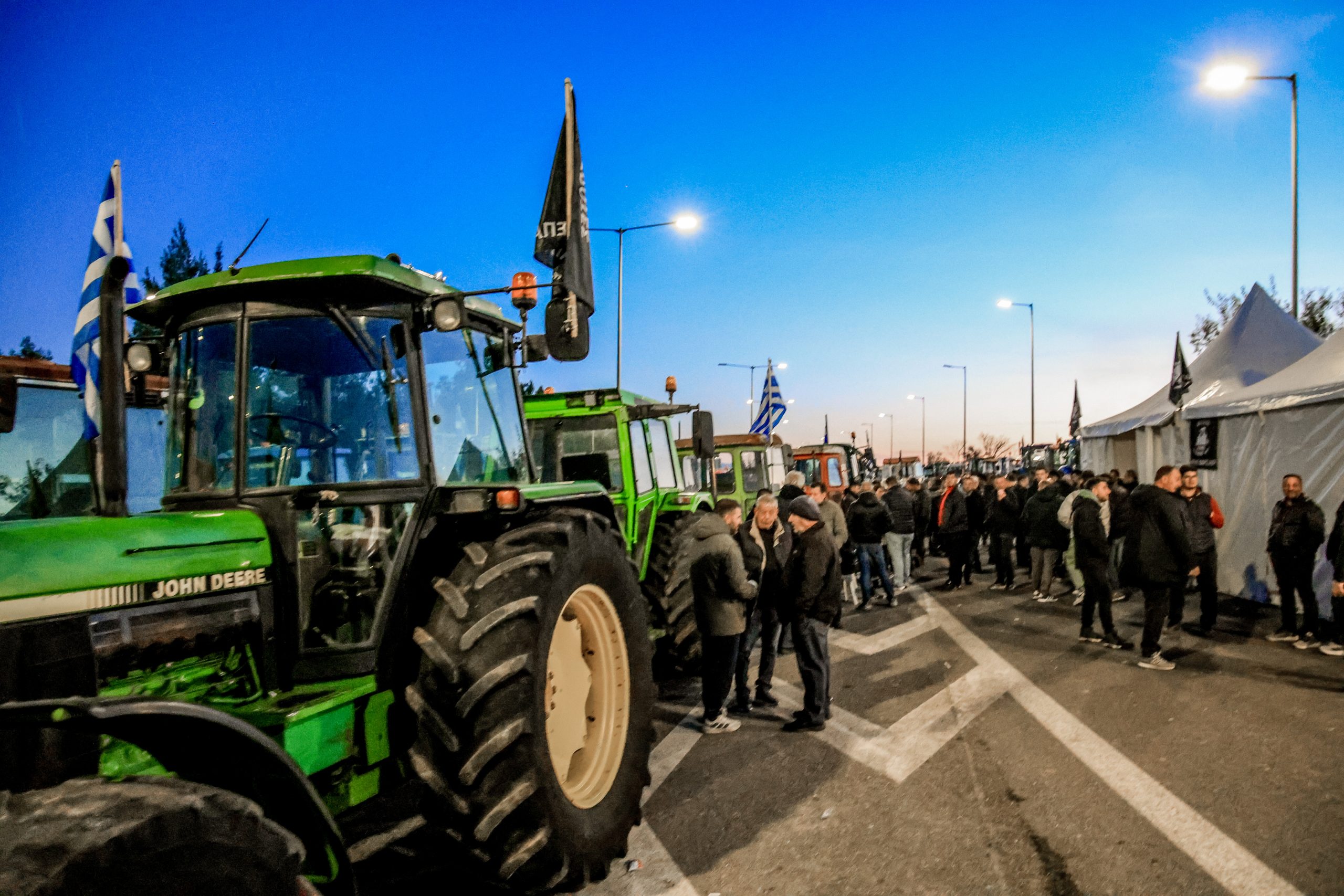 Αγρότες: Αποκλεισμοί ως τα σύνορα και μπλόκα από τη Νίκαια ως τον Έβρο – Πού γίνονται εκτροπές, τι αναμένεται
