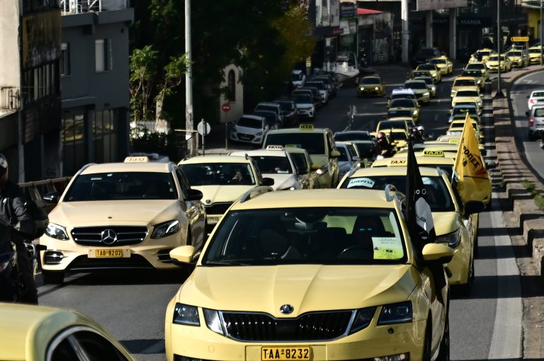 Παρατείνεται μέχρι την Παρασκευή η απεργία των ταξί στην Αττική