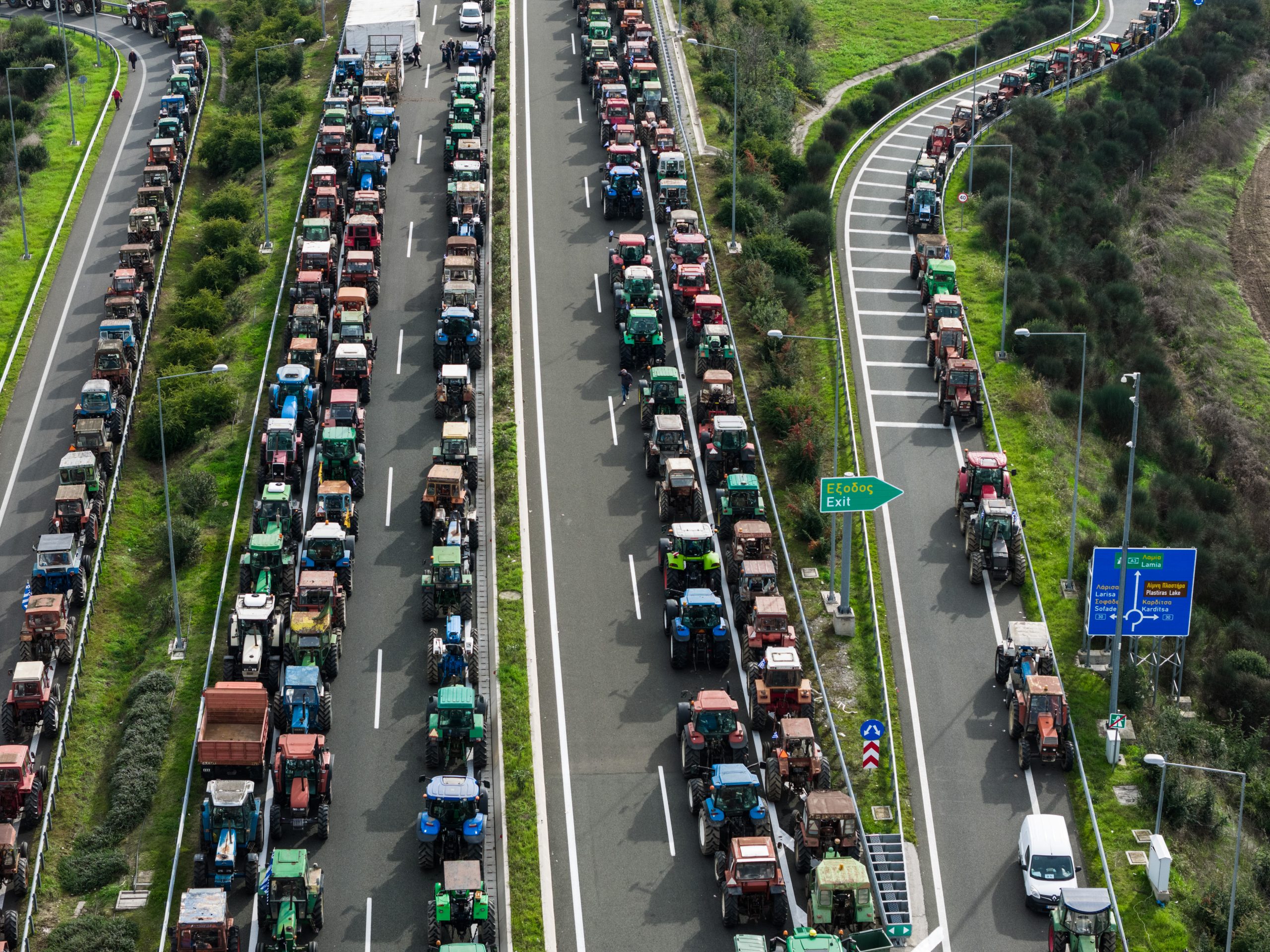 «Απαιτούμε λύσεις»: Αμετακίνητοι παραμένουν οι αγρότες – Ενισχύονται διαρκώς τα μπλόκα στις εθνικές οδούς