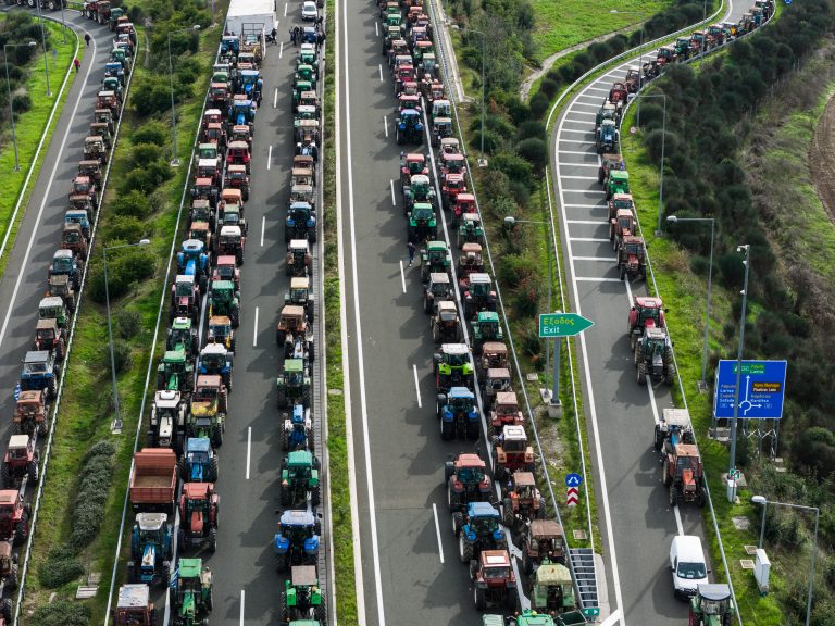 Ανυποχώρητοι οι αγρότες – Ενισχύονται τα μπλόκα σε δρόμους και τελωνεία