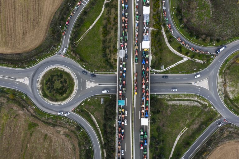 Αστυνομική Διεύθυνση Θεσσαλίας: Νέες κυκλοφοριακές ρυθμίσεις στον Ε65 λόγω μπλόκων