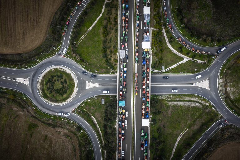Κλιμακώνονται οι αγροτικές κινητοποιήσεις: Πάνω από 4.000 τρακτέρ στη Θεσσαλία, νέο μπλόκο σήμερα έξω από τον κόμβο Μεγαλοχωρίου