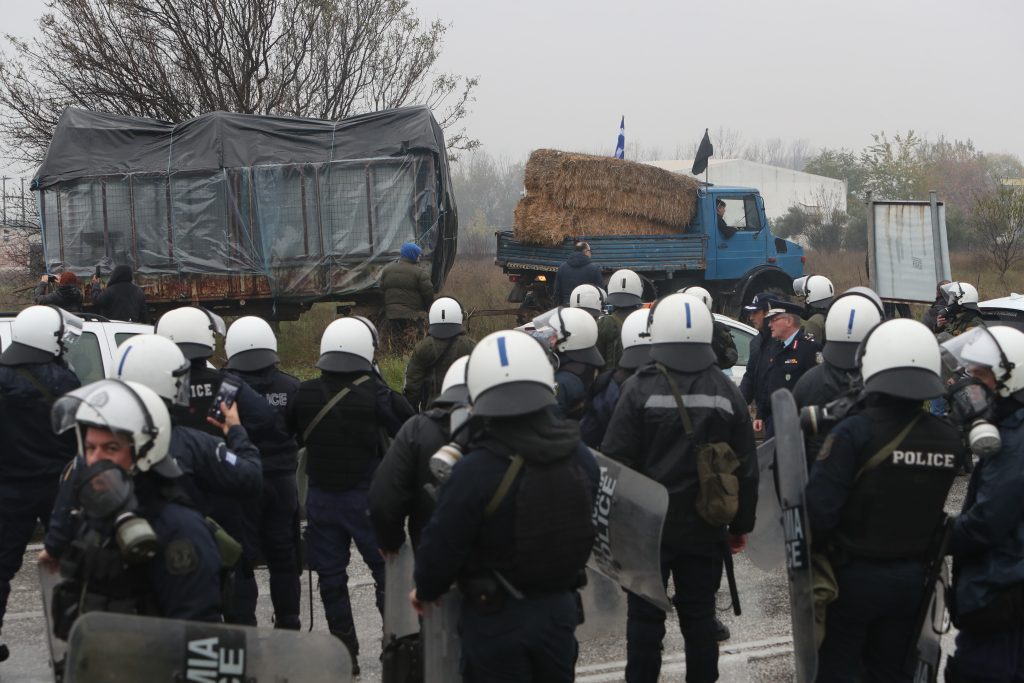 Σκληραίνουν τη στάση τους οι αγρότες: Κλειστοί δρόμοι και διαμαρτυρίες σε όλη τη χώρα – «Μπλόκο» σε φορτηγά που εισάγουν προϊόντα σε Τελωνεία