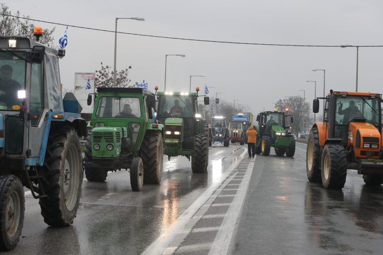 Σκληραίνουν τη στάση τους οι αγρότες: Κλειστοί δρόμοι και διαμαρτυρίες σε όλη τη χώρα – «Μπλόκο» σε φορτηγά που εισάγουν προϊόντα σε Τελωνεία