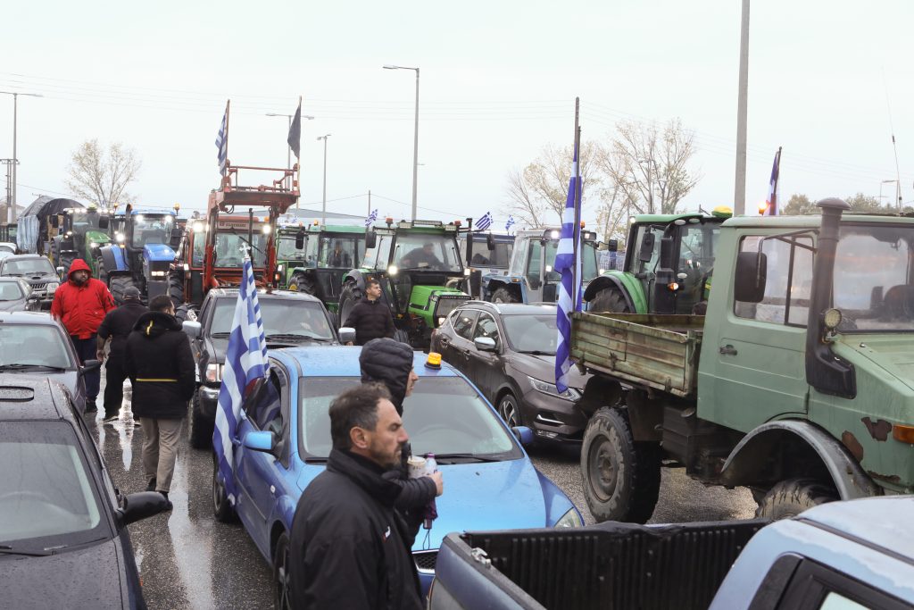 Σκληραίνουν τη στάση τους οι αγρότες: Κλειστοί δρόμοι και διαμαρτυρίες σε όλη τη χώρα – «Μπλόκο» σε φορτηγά που εισάγουν προϊόντα σε Τελωνεία