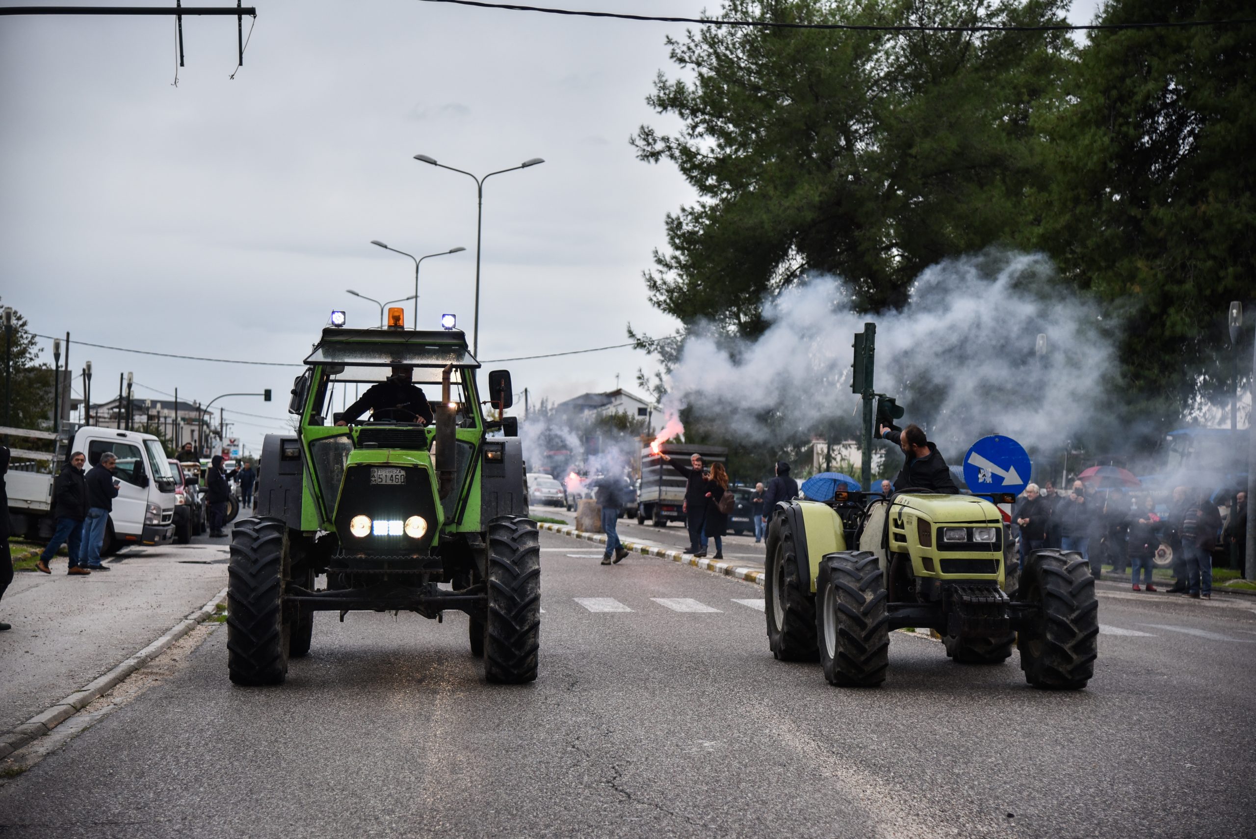 Σκληραίνουν τη στάση τους οι αγρότες: Κλειστοί δρόμοι και διαμαρτυρίες σε όλη τη χώρα – «Μπλόκο» σε φορτηγά που εισάγουν προϊόντα σε Τελωνεία