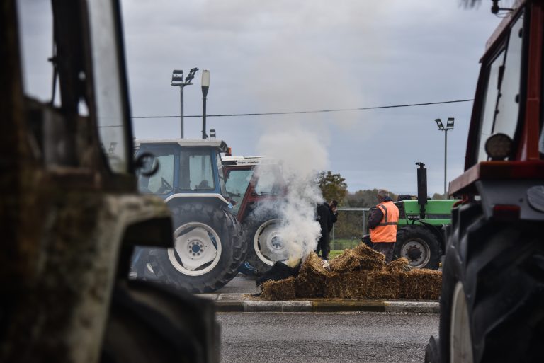 Αυξάνουν τα μπλόκα οι αγρότες: Συμβολικοί αποκλεισμοί παραδρόμων μετά τις εθνικές οδούς και παραστάσεις διαμαρτυρίας