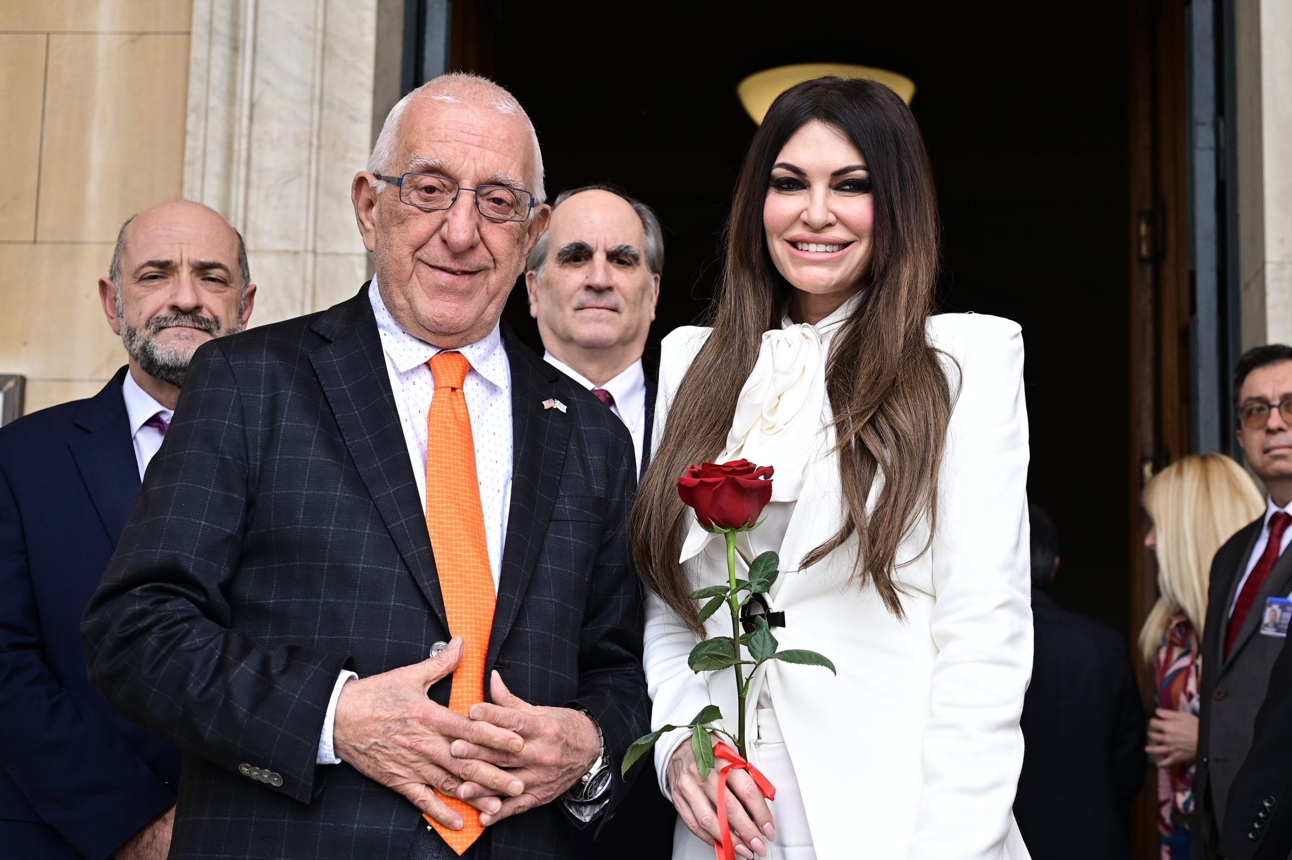 Στη Βουλή η Κίμπερλι Γκίλφοϊλ – Με κόκκινο τριαντάφυλλο την υποδέχθηκε ο Νικήτας Κακλαμάνης