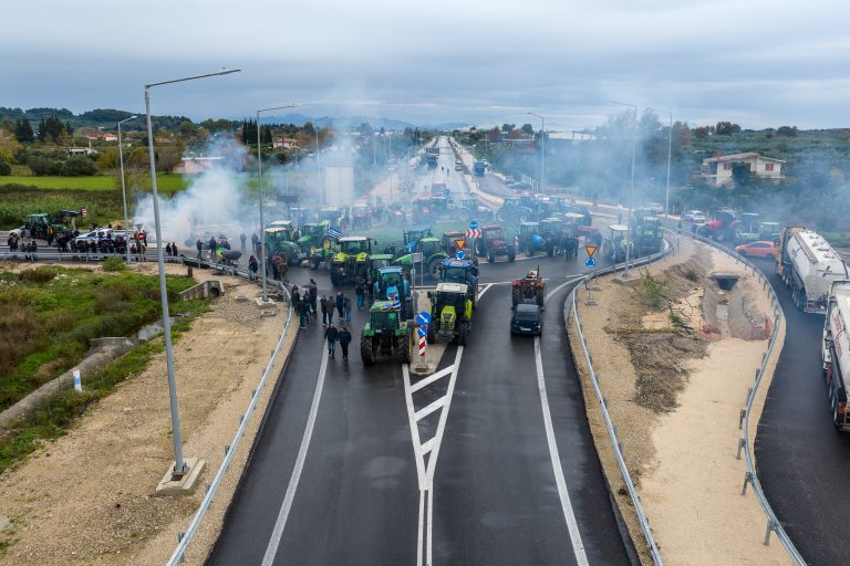 Νέες κινητοποιήσεις από τους αγρότες: Πάνω από 6.000 τρακτέρ στους δρόμους και 14 μπλόκα σε όλη τη χώρα