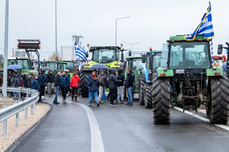 Δυναμικές οι κινητοποιήσεις των αγροτών: Αυξάνονται τα τρακτέρ στα μπλόκα – Άνοιξε ο δρόμος στο Καλπάκι