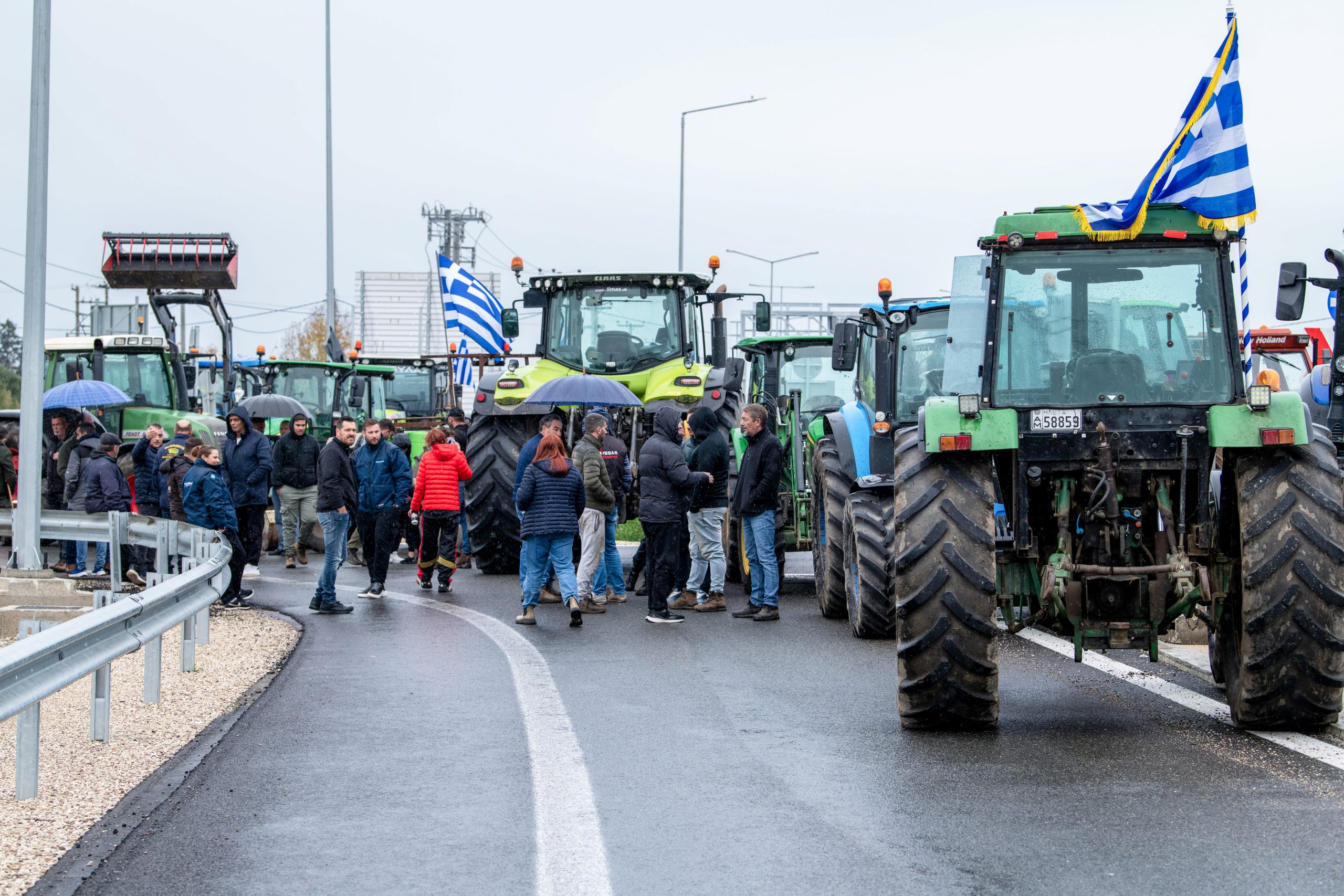 Δυναμικές οι κινητοποιήσεις των αγροτών: Αυξάνονται τα τρακτέρ στα μπλόκα – Άνοιξε ο δρόμος στο Καλπάκι