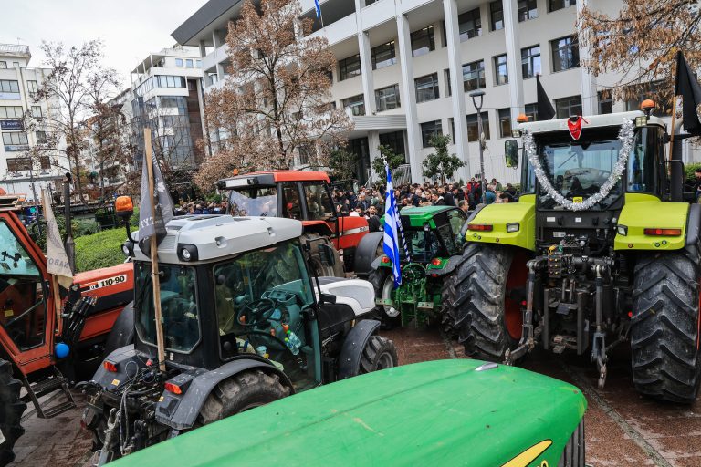 Αποφασισμένοι οι αγρότες να συνεχίσουν τις κινητοποιήσεις παρά την κακοκαιρία – Νέοι αποκλεισμοί σε δρόμους και τελωνεία