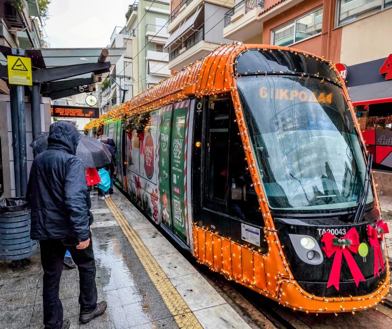 Το πιο χριστουγεννιάτικο τραμ της Ευρώπης κυκλοφορεί στην Ελλάδα