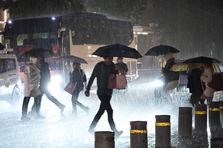 Σφοδρή καταιγίδα χτυπά αυτήν την ώρα την Αττική