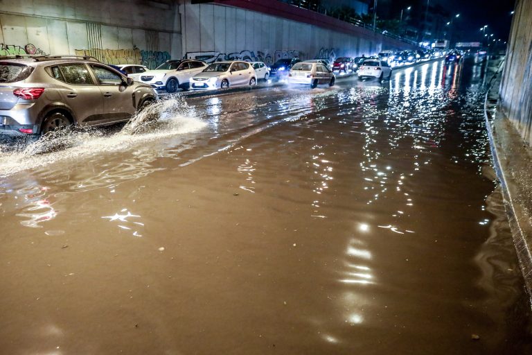 Σαρώνει τη χώρα η κακοκαιρία Byron: Πλημμύρες σε Μέγαρα, Νέα Πέραμο και Μάνδρα – Live η πορεία των καταιγίδων