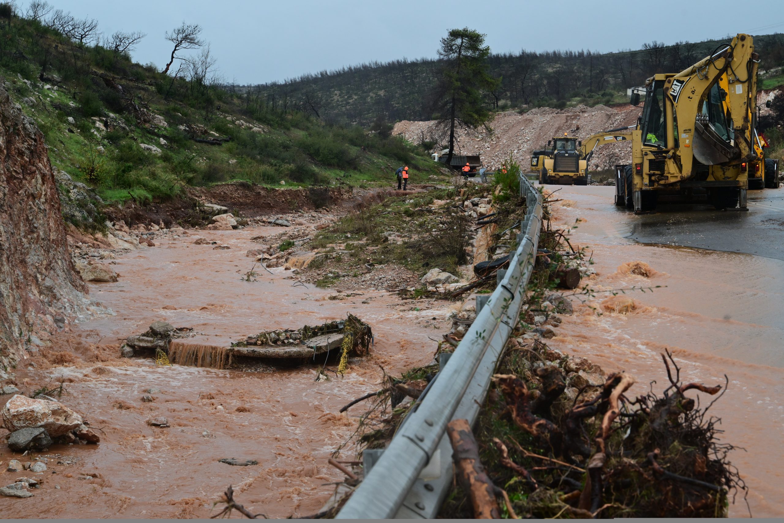Σαρώνει τη χώρα η κακοκαιρία Byron: Προβλήματα σε Μάνδρα, Νέα Πέραμο και Μέγαρα – Πότε υποχωρεί