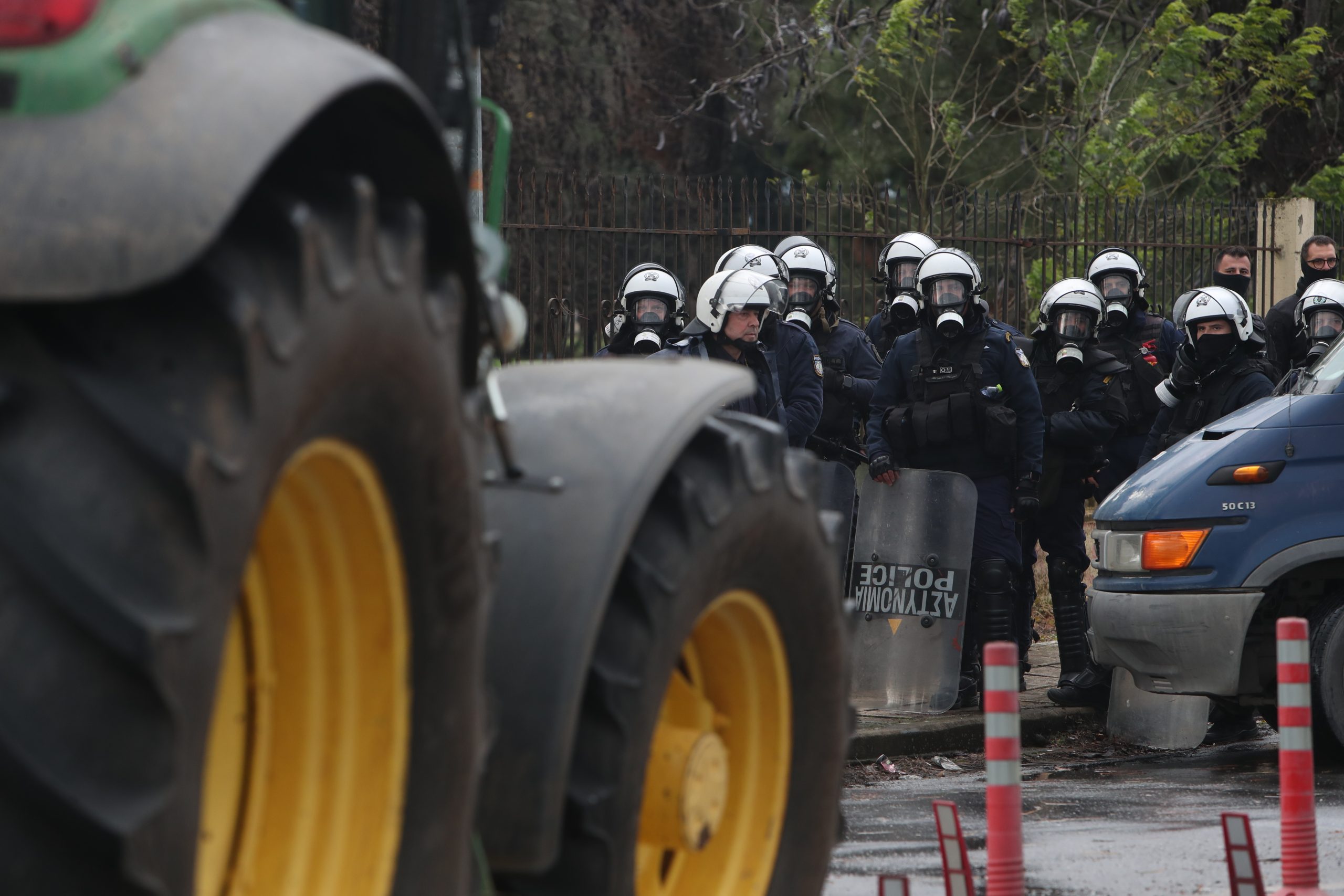 Αγρότες: Επιχειρούν να προσεγγίσουν νευραλγικά σημεία με τρακτέρ – Μπλόκα της ΕΛΑΣ για να μην φτάσουν σε Εγνατία Οδό και κόμβο αεροδρομίου
