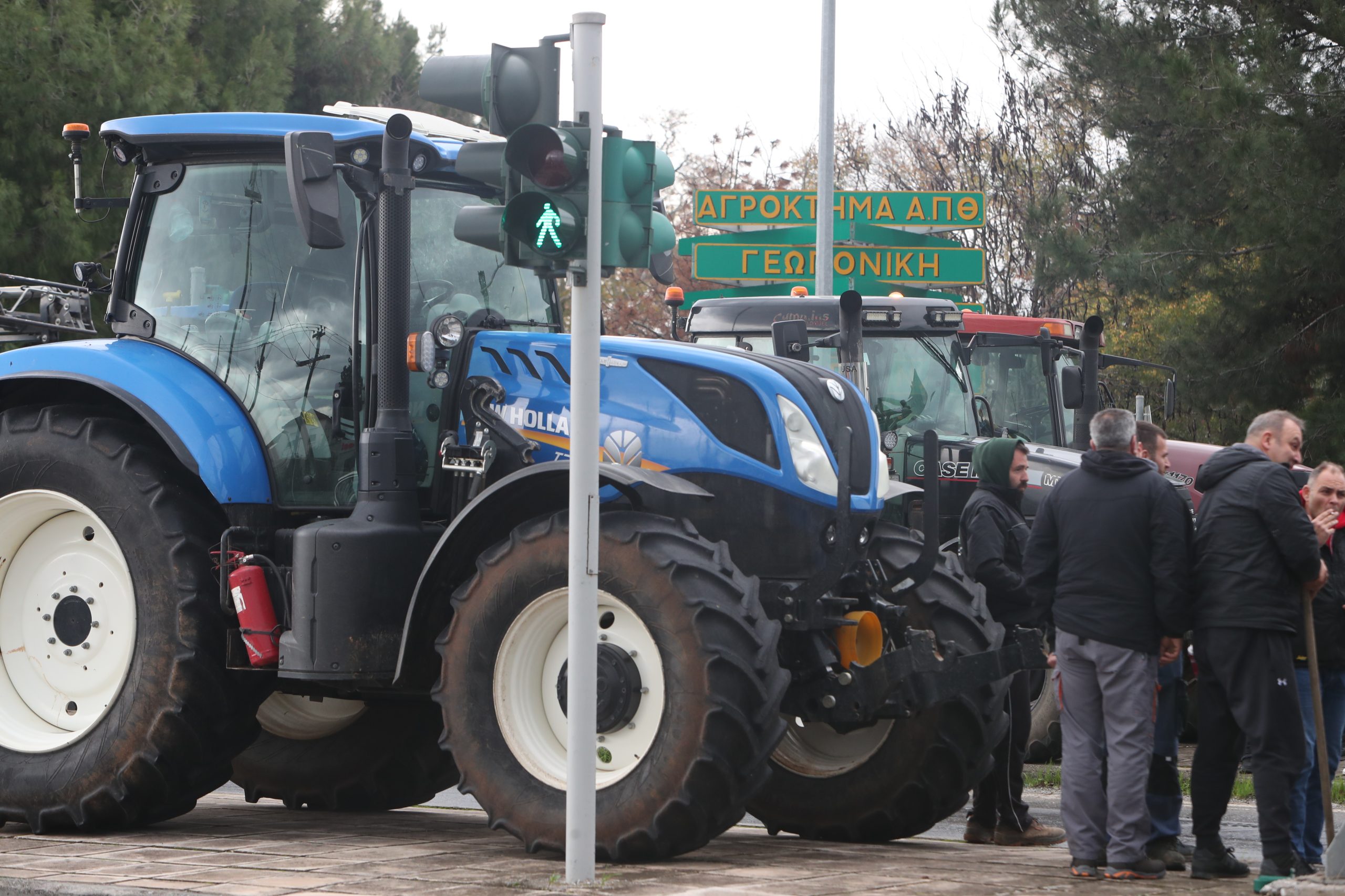 Θεσσαλονίκη: Στο μπλόκο στα «Πράσινα Φανάρια» επέστρεψαν οι αγρότες- Νωρίτερα απέκλεισαν την έξοδο για αεροδρόμιο