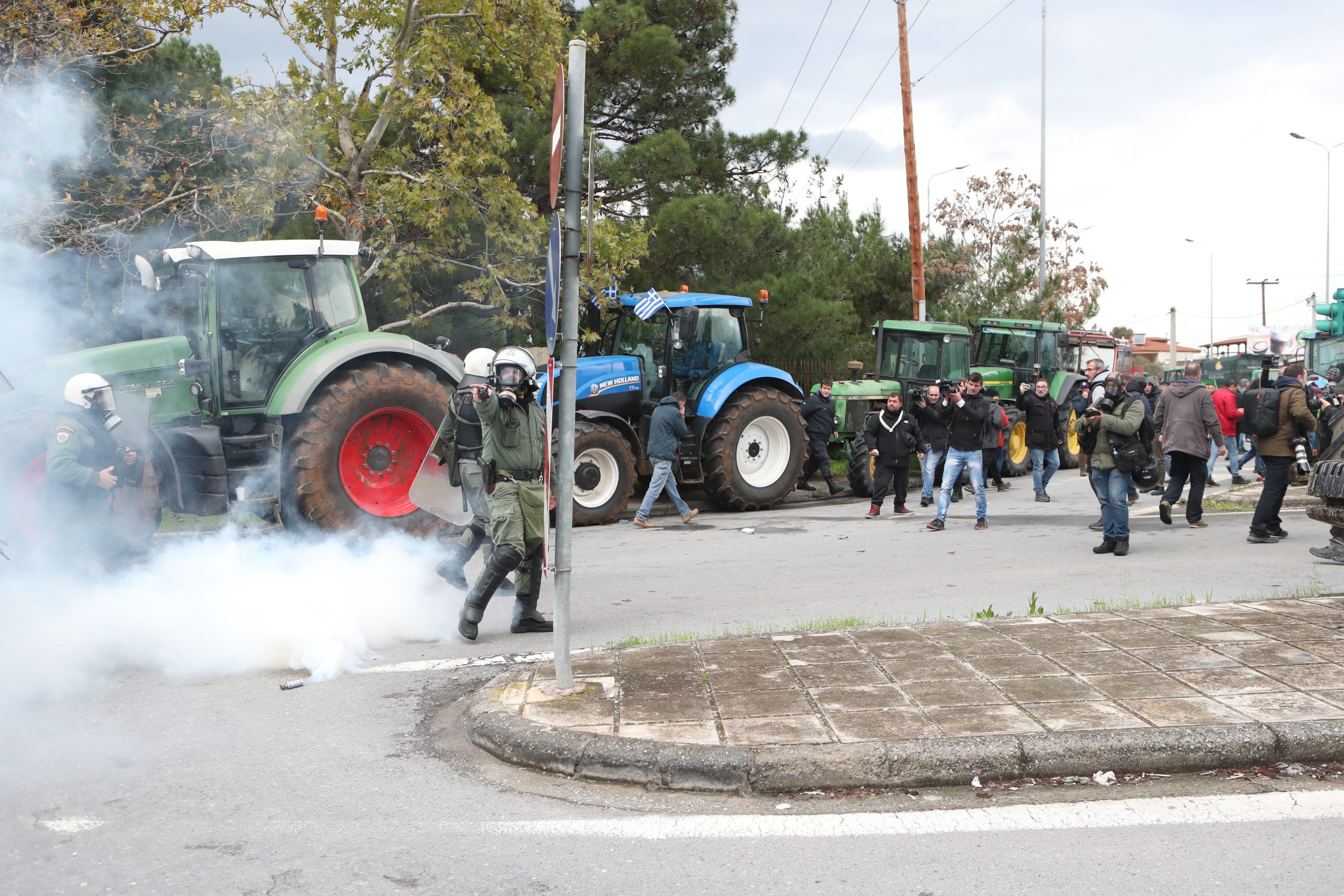 Σκληραίνουν τη στάση του οι αγρότες μετά τα επεισόδια στη Θεσσαλονίκη – Κλιμάκωση των κινητοποιήσεων από τη Δευτέρα
