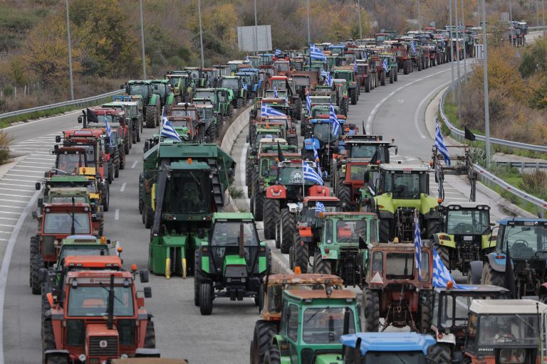 Ανεβάζουν τόνους οι αγρότες: Κατάληψη των γραφείων αποκεντρωμένης διοίκησης, στο Ηράκλειο – Προς επ’ αόριστον αποκλεισμό τελωνείων στη Β. Ελλάδα