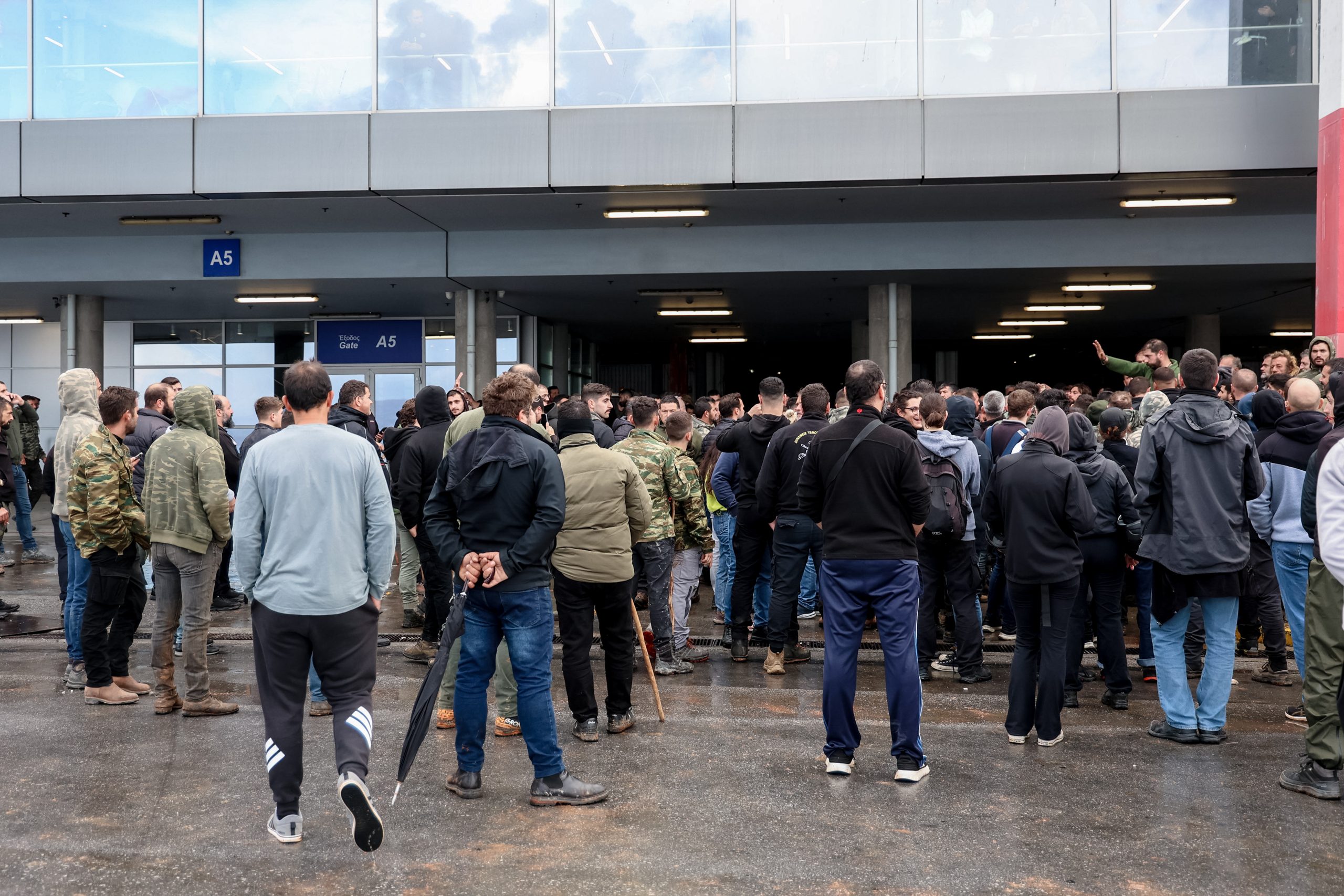 Άνοιξαν ξανά τα αεροδρόμια Ηρακλείου και Χανίων μετά τα σοβαρά επεισόδια με τους αγρότες