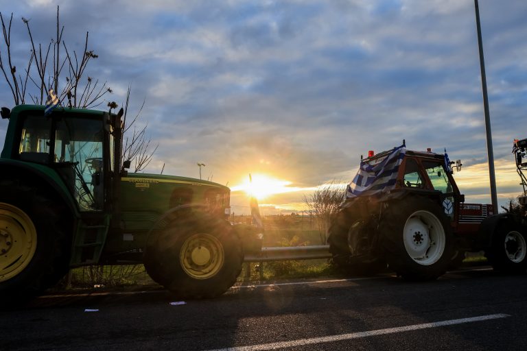 Αγροτικά μπλόκα: Γενική συνέλευση σήμερα στη Νίκαια – Νέα μπλόκα, πάνω από 50 υπάρχουν σε όλη τη χώρα, ολιγόωροι αποκλεισμοί και των παράπλευρων οδών
