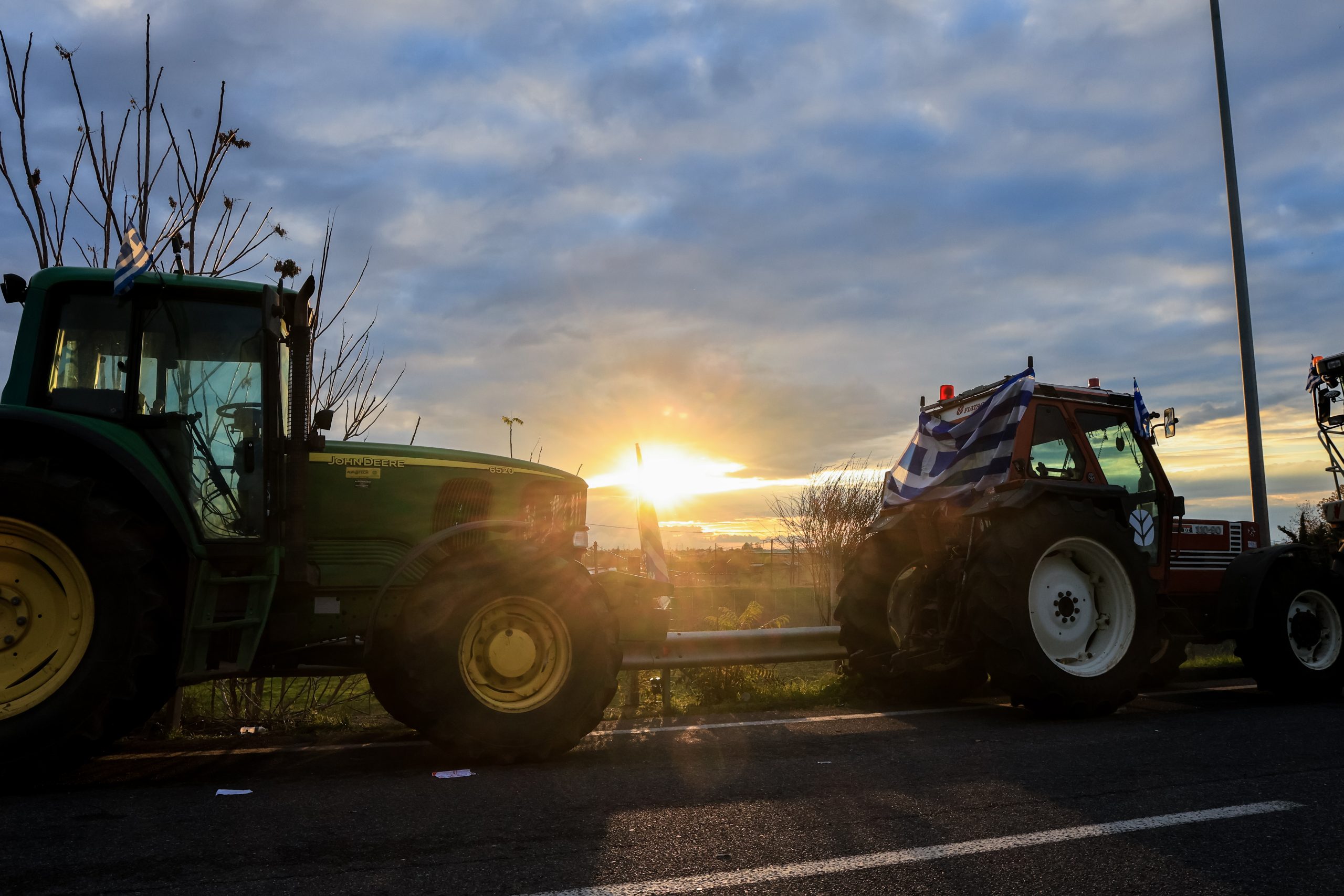 Αγροτικά μπλόκα: Γενική συνέλευση σήμερα στη Νίκαια – Νέα μπλόκα, πάνω από 50 υπάρχουν σε όλη τη χώρα, ολιγόωροι αποκλεισμοί και των παράπλευρων οδών