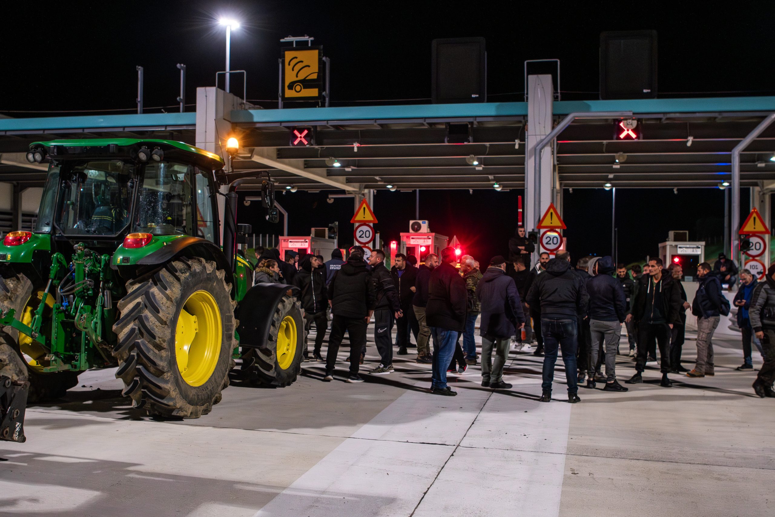 «Ας έρθουν να μας συλλάβουν»: Αμετακίνητοι παραμένουν οι αγρότες μετά την παρέμβαση του Αρείου Πάγου