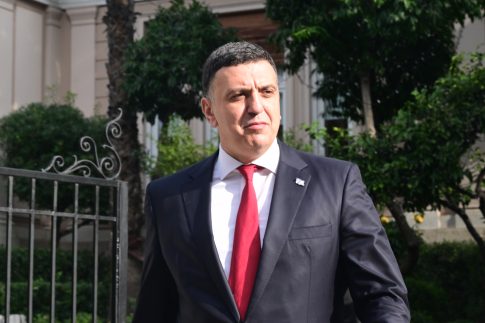 Με ένα εκδρομικό λεωφορείο και φίλους γιόρτασε τα γενέθλιά της η Χαρούλα Αλεξίου