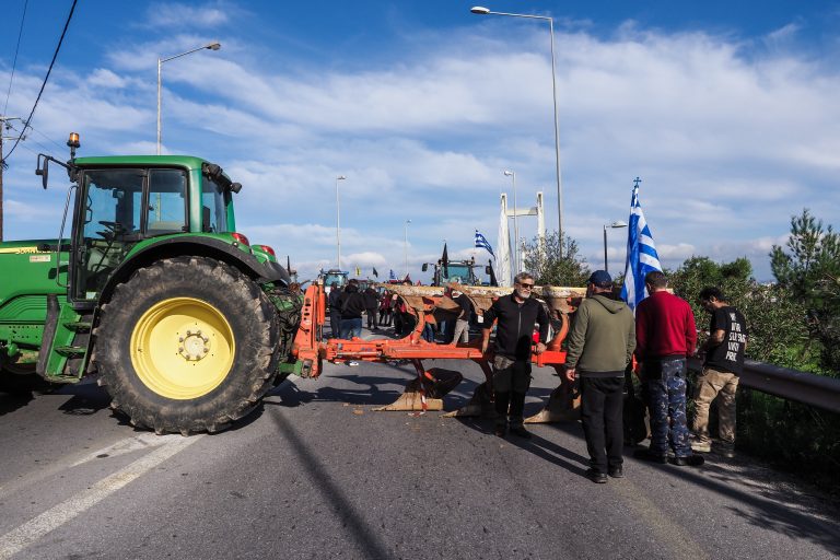 Ώρα μηδέν για το αγροτικό: Πυρετός συσκέψεων στα μπλόκα μετά τις εξαγγελίες Τσιάρα