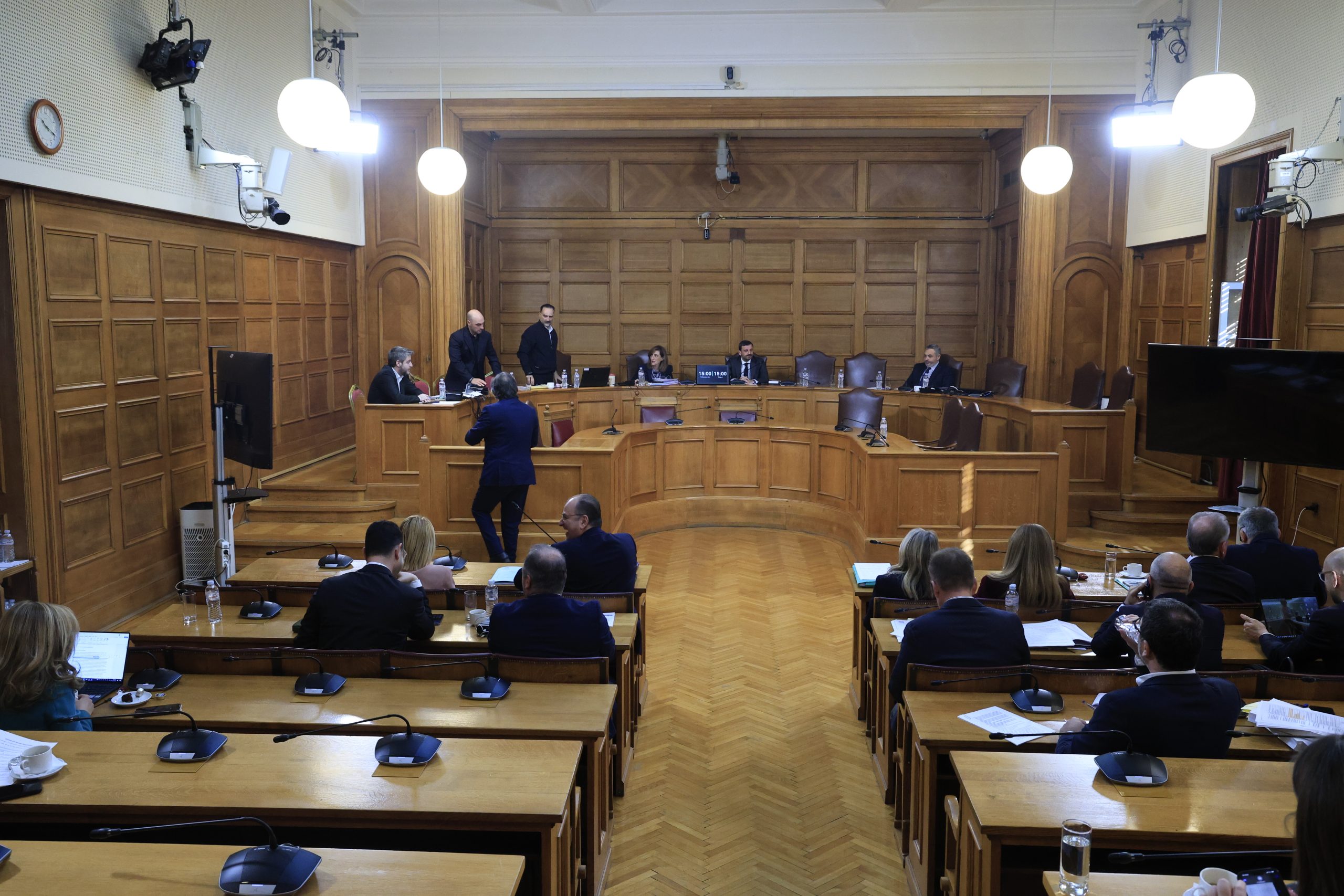 Εξεταστική ΟΠΕΚΕΠΕ: Απάντησε επιλεκτικά στις ερωτήσεις των μελών ο Ξυλούρης – Η στάση της ΝΔ και η αντίδραση της αντιπολίτευσης (live)