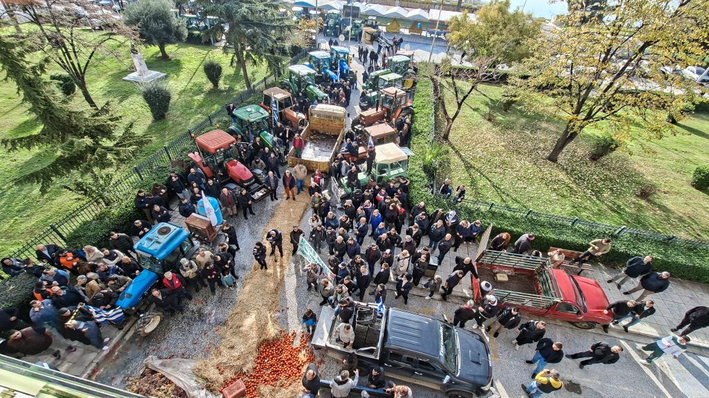 Ένταση στην Καβάλα: Κατάληψη του κτηρίου της Αντιπεριφέρειας από τους αγρότες – Πετούν άχυρα και γάλα