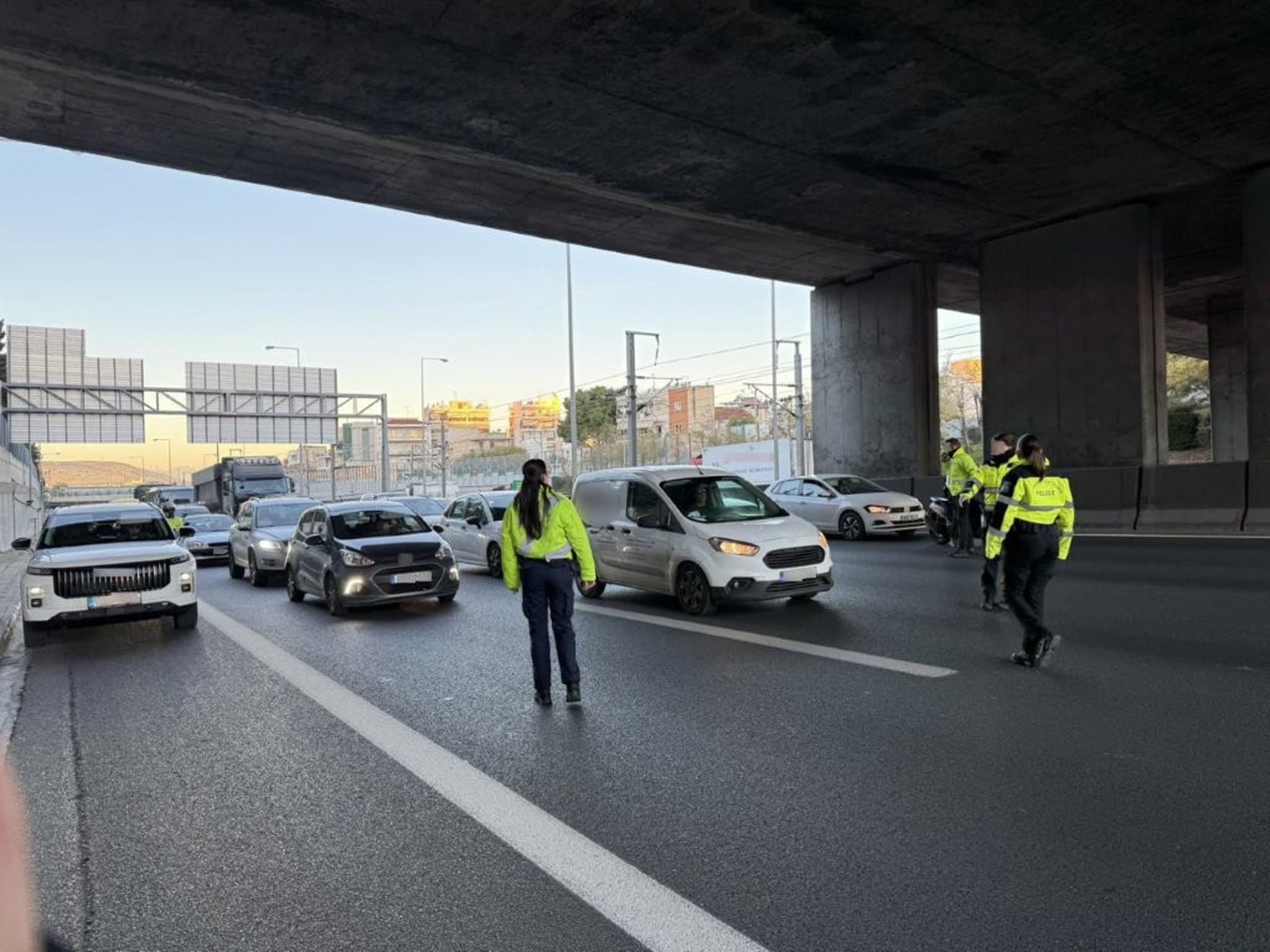 Χωρίς άδεια ο οδηγός της μοτοσυκλέτας που παρέσυρε και τραυμάτισε τον τροχονόμο στην Αττική Οδό