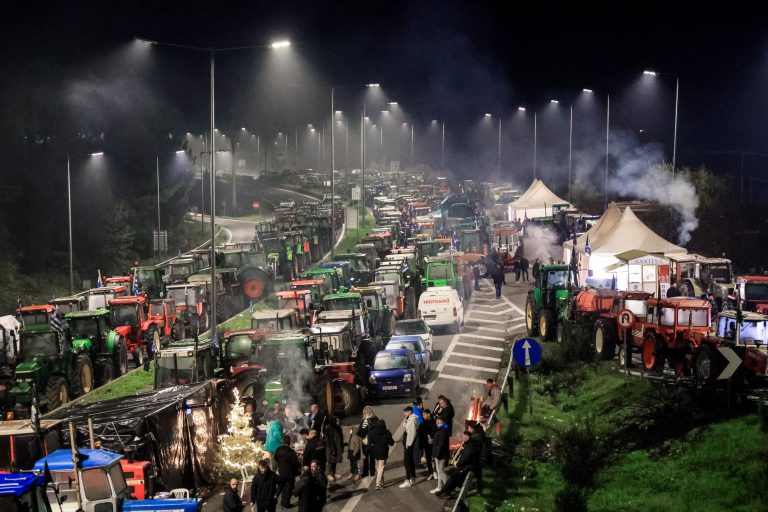 Συνεχίζονται τα μπλόκα των αγροτών: Συμβολικός αποκλεισμός στο λιμάνι Θεσσαλονίκης και δράσεις σε Λάρισα σήμερα