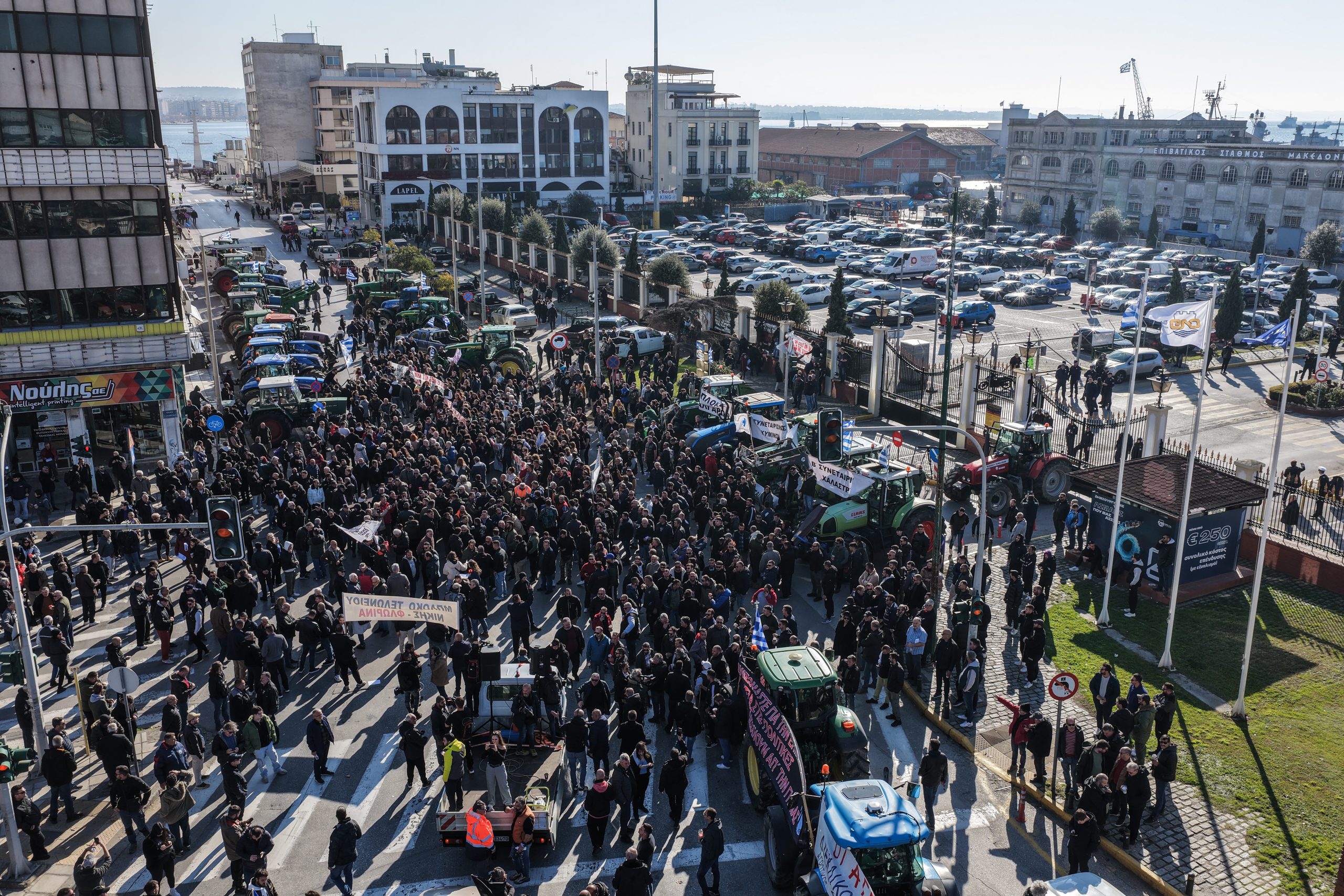 Θεσσαλονίκη: Μεγάλη κινητοποίηση των αγροτών – Αποχωρούν σταδιακά από το λιμάνι