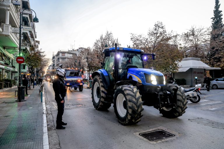 Σκληραίνουν τη στάση τους οι αγρότες: Αποφασίζουν τις δράσεις της εβδομάδας – Αύριο το συλλαλητήριο στα δικαστήρια της Λάρισας
