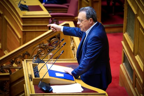 Μυτιλήνη: 24 Νοεμβρίου, η εξ αναβολής δίκη για τα επεισόδια στη Βάστρια – “Όχι” στην ποινικοποίηση των αγώνων είπαν οι αγρότες έξω από τα δικαστήρια