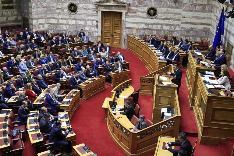 Βουλή: Πυρ ομαδόν από την αντιπολίτευση στη συζήτηση για τον προϋπολογισμό του 2026 – Οι τοποθετήσεις των πολιτικών αρχηγών