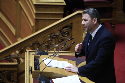 Το πρώτο πρωτότυπο, συλλογικό πλεκτό χριστουγεννιάτικο δένδρο στολίζει την Αγιάσο