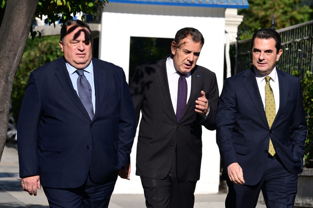 Στο Μαξίμου οι βουλευτές της ΝΔ μετά από κάλεσμα Μητσοτάκη – Οι ευχές, οι συζητήσεις και το ασημένιο γούρι