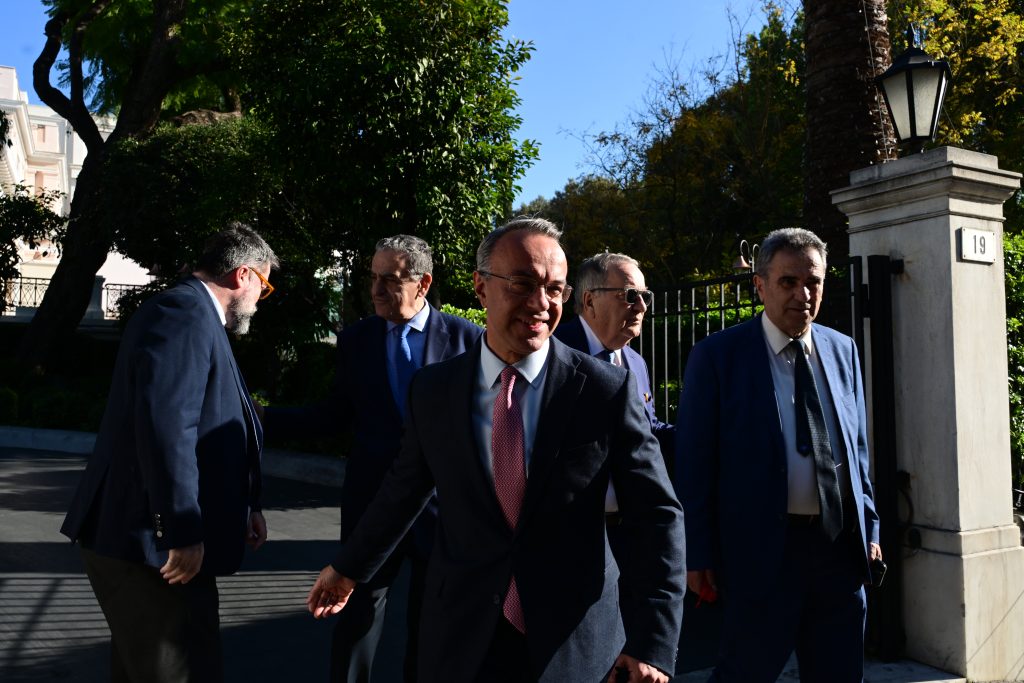 Στο Μαξίμου οι βουλευτές της ΝΔ μετά από κάλεσμα Μητσοτάκη – Οι ευχές, οι συζητήσεις και το ασημένιο γούρι